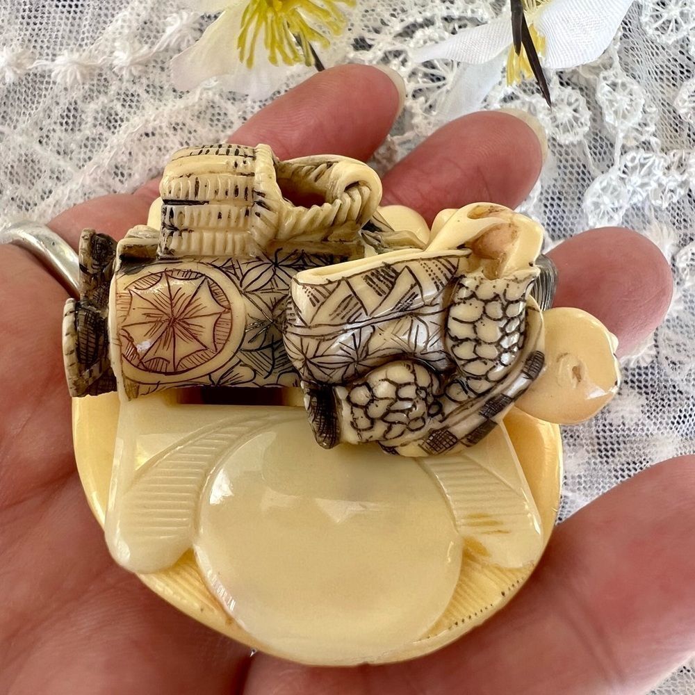 Vintage Japanese Netsuke Style Resin Mother & Child Figures - Picture 3 of 11